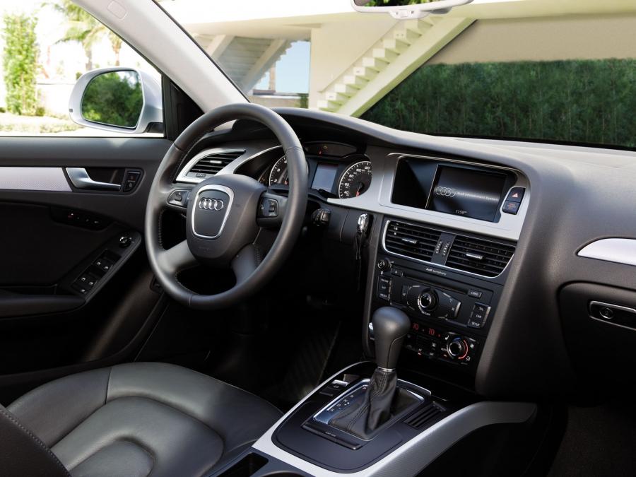 Интерьер Audi A4 2.0T Quattro Sedan (B8, 8K) 2009 года  (NA) (фото 4 из 9)